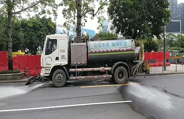 洒水车“客串”消防车，协助扑灭自燃小汽车