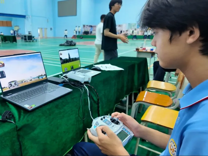 模拟飞行器操作体验课