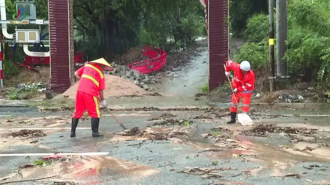 台风“红霞”过境|中鑫航全力清障保洁,迅速恢复揭西县城区市容环境