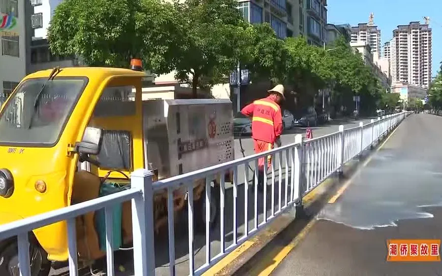 中鑫航环卫人员开展道路护栏精细化清洗作业