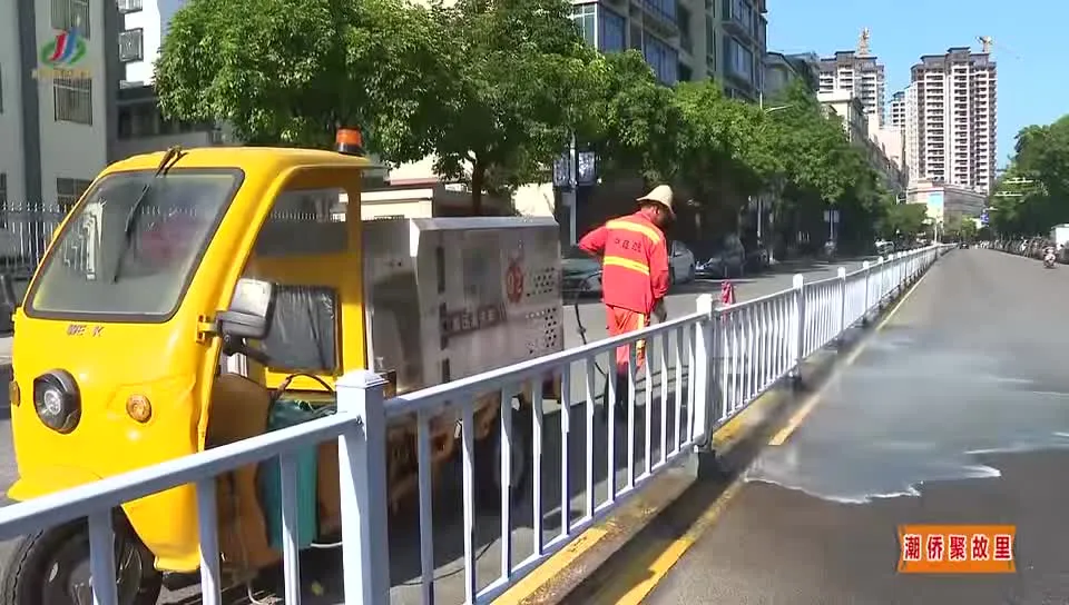 中鑫航环卫人员开展道路护栏精细化清洗作业